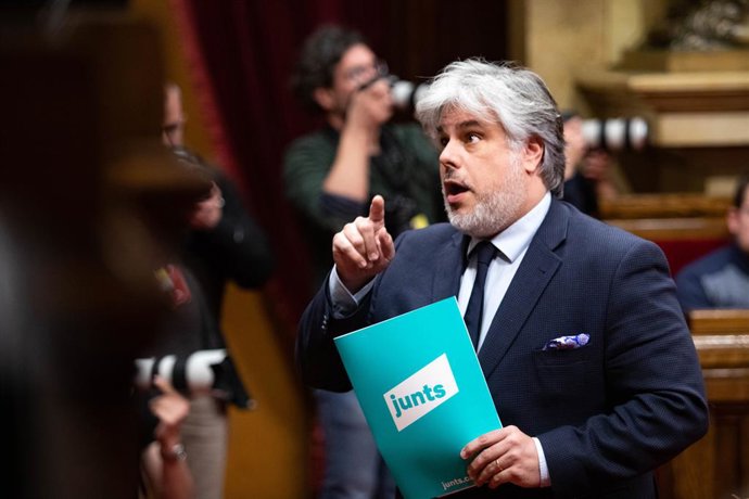 Archivo - El president de Junts al Parlament, Albert Batet