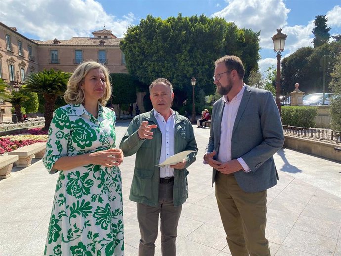 José Guillén y Mercedes Bernabé, durante su intervención sobre el Parque Metropolitano