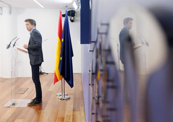 El líder de Más País, Iñigo Errejón, interviene durante una rueda de prensa anterior a la reunión de la Junta de Portavoces, en el Congreso de los Diputados, a 18 de abril de 2023, en Madrid (España).