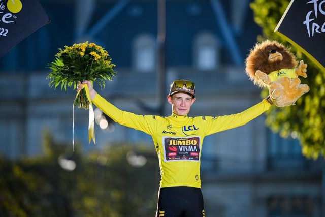 Archivo - El ciclista danés Jonas Vingegaard de Jumbo-Visma celebra en el podio con el maillot amarillo de líder de la clasificación general tras la Vigésima primera etapa de la 109ª edición del Tour de Francia