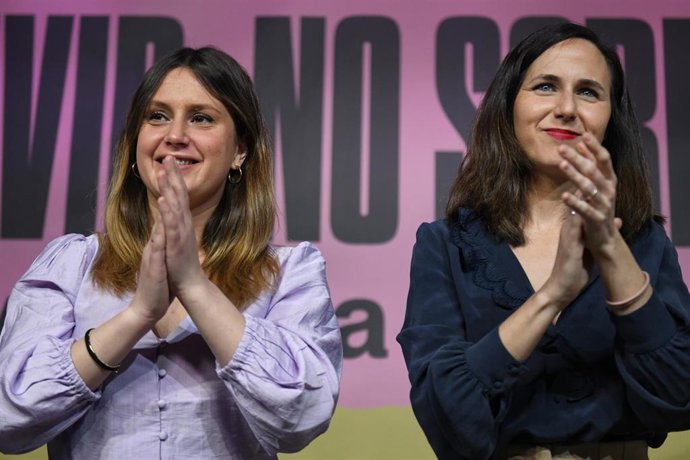 Archivo - La secretaria general de Podemos, Ione Belarra, y la candidata de UP en Madrid, Alejandra Jacinto, aplauden durante el acto de su partido Vivir no sobrevivir. La vivienda es un derecho, en la sede de Podemos, a 12 de marzo de 2023, en Madrid