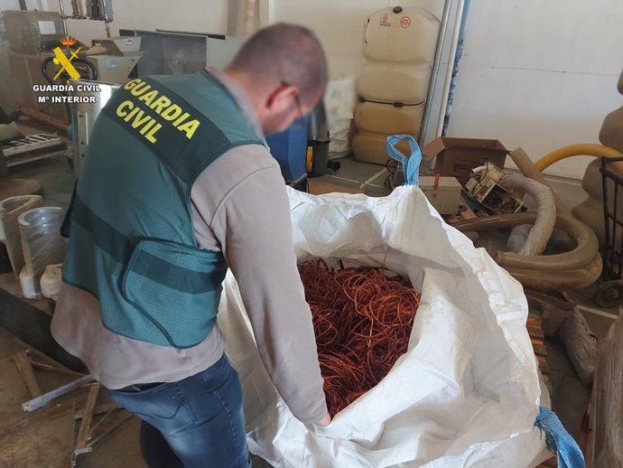 Cobre robado en una chatarrería de Ibi que ha recuperado el instituto armado en una intervención que ha culminado con la detención de un varón de 39 años.