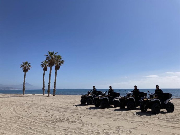 Quads de la Policía Local de Alicante en la playa.