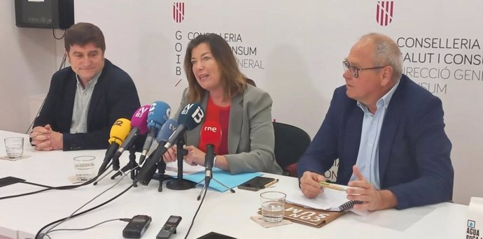 De izquierda a derecha, el autor del informe, Guillem Bou; la consellera de Salud y Consumo, Patricia Gómez; y el director general de Consumo, Fèlix Alonso.