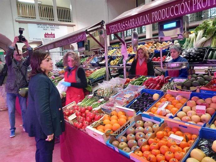 La secretaria general del PSOE de La Rioja, Concha Andreu, en una visita a la plaza de Abastos