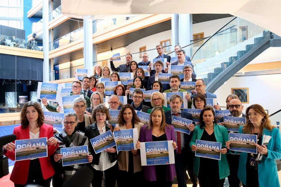 Diputados protestan en la Eurocámara contra la ley de regadíos en Doñana