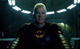 Foto: Nuevas imágenes de The Flash muestran los imponentes trajes del Batman de Michael Keaton y Supergirl en la película