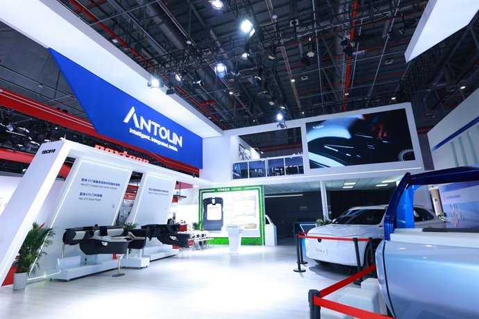 Archivo - El puesto de Antolin en el Salón del Automóvil de Shanghái con el prototipo Itaca
