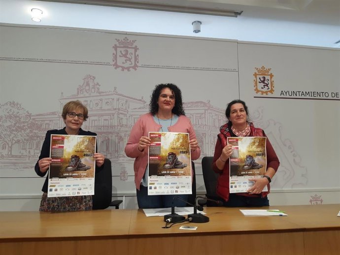 La concejala de Bienestar Social y Juventud, Vera López, junto con la presidenta y gerente de la Asociación Parkinson León, en la rueda de prensa de presentación de la carrera.
