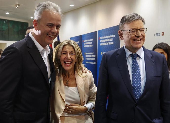 Archivo - (I-D) El vicepresidente segundo y consejero de Vivienda y Arquitectura Bioclimática de la Generalitat Valenciana, Héctor Illueca, la vicepresidenta segunda y ministra de Trabajo y Economía Social, Yolanda Díaz, y el presidente de la Generalita