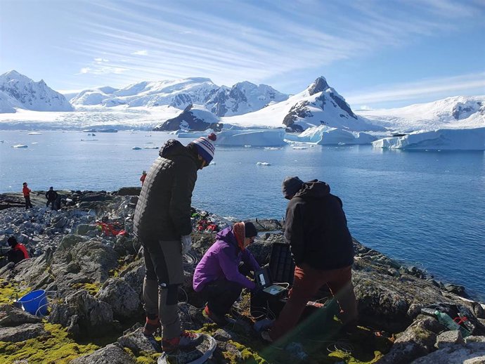 Instalación de equipos de prospección magnetotelúrica durante la campaña antártica española 2022-2023.