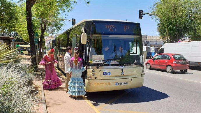 Autobús especial del Consorcio de Transportes durante la Feria de Abril de Sevilla.