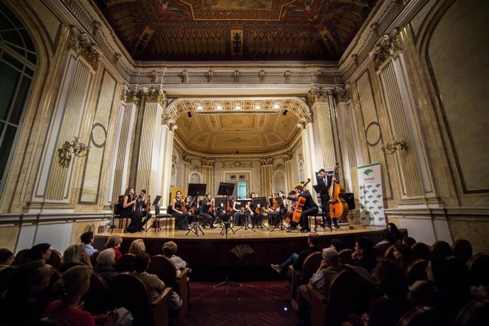 Archivo - Imagen de archivo de una actuación en la Sala Unicaja de Conciertos María Cristina de Málaga capital.