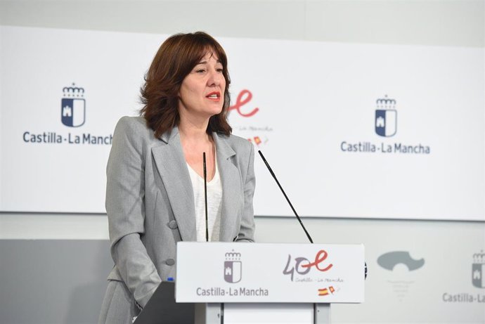 La portavoz del Gobierno de Castilla-La Mancha, Blanca Fernández, en rueda de prensa.