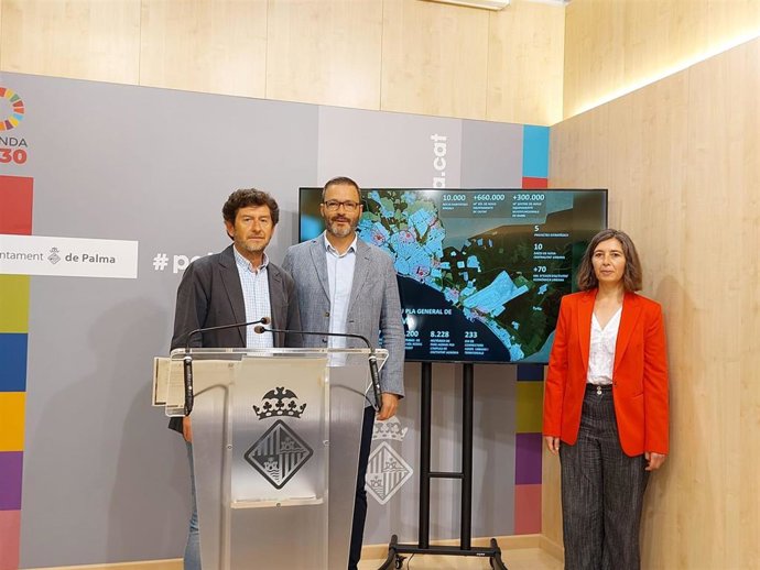 (I-D) El Portavoz De Cort, Alberto Jarabo; El Alcalde De Palma, Jose Hila, Y La Regidora De Modelo De Ciudad, Vivienda Digna Y Sostenibilidad, Neus Truyol, En Rueda De Prensa