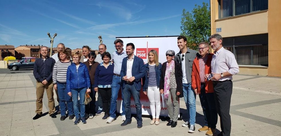 El candidato Rafael Masa (centro, con camisa y gafas) junto a Luis Tudanca y otros candidatos y representantes del PSOE en Segovia.