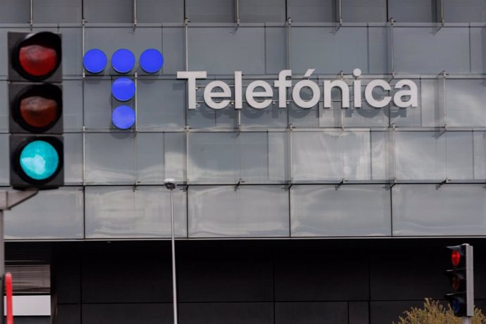 Archivo - Un semáforo en verde frente a la fachada de la sede de Telefónica, a 6 de marzo de 2023, en Madrid (España). 