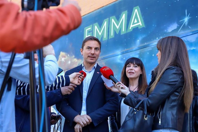 El candidato del PSOE a la Presidencia de la Comunidad de Madrid, Juan Lobato, en su visita a la fundación EMMA.