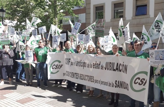 Concentración de CISF en Cáceres para pedir una jubilación anticipada voluntaria para los profesionales sanitarios