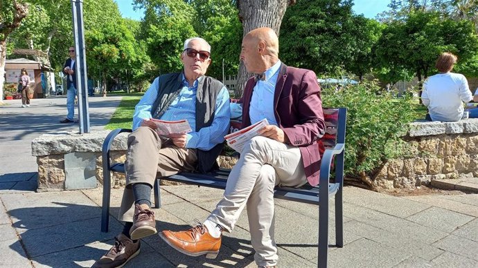 Hurtado (dcha.) habla con un vecino de Córdoba.