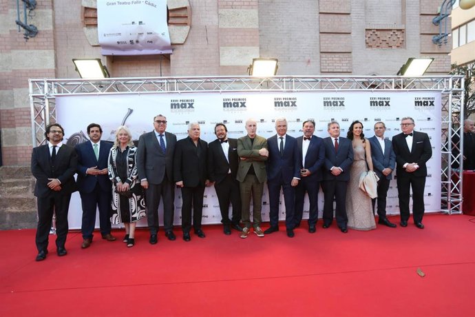 El consejero de Turismo, Cultura y Deporte de la Junta de Andalucía, Arturo Bernal, (c) preside la foto de familia durante la ceremonia de entrega de los XXVI Premios Max de las Artes Escénicas en el Gran Teatro Falla de Cádiz