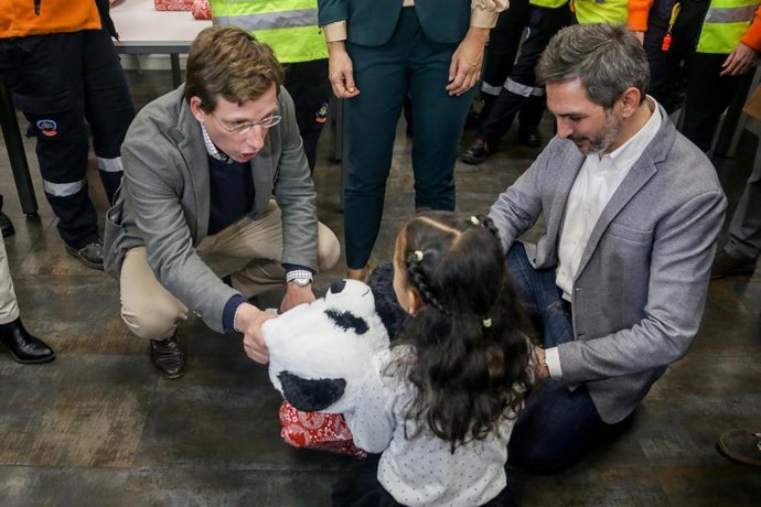 Archivo - El alcalde de Madrid, José Luis Martínez-Almeida, y el delegado del área de Familias, Igualdad y Bienestar Social, Pepe Aniorte 