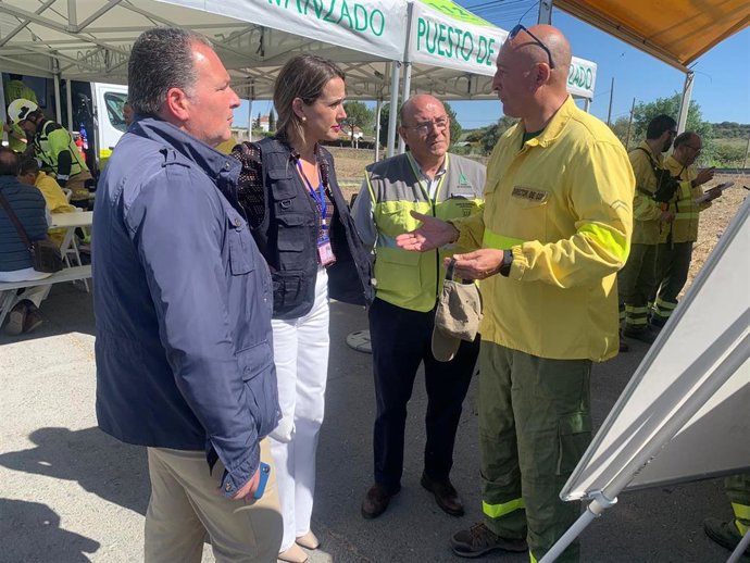 La delegada de la Junta en Huelva, Bella Verano, durante el simulacro de incendio en Aljaraque.