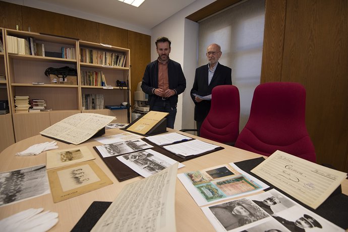 El diputado de Cultura de la Diputación de Cáceres, Fernando Grande, y Miguel Hurtado Urrutia en el acto de donación del fondo musical de Manuel Hurtado
