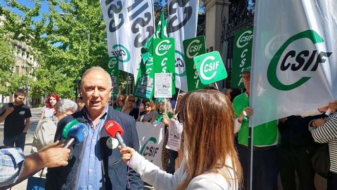 El presidente del Sector de Sanidad de CSIF Andalucía, Victorino Girela, atiende a los medios en Granada durante la concentración para pedir la jubilación anticipada voluntaria para el personal de la sanidad