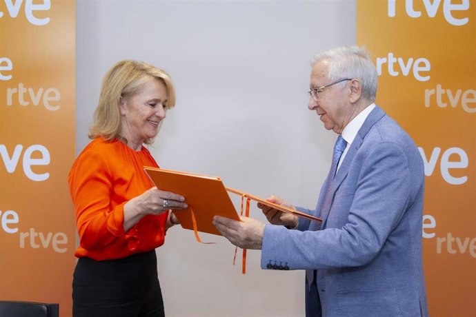 Elena Sánchez y Lázaro González intercambian documentación.