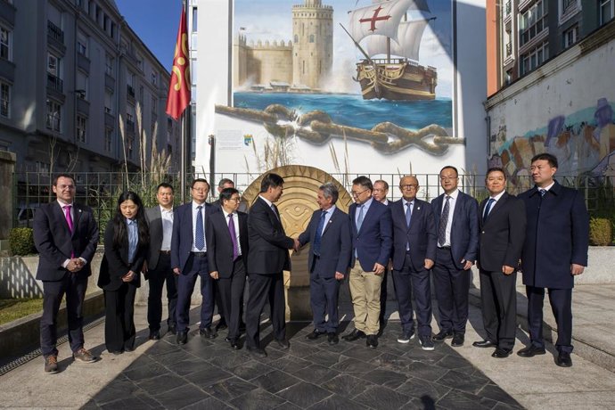 El presidente de Cantabria, Miguel Ángel Revilla, y el consejero de Industria, Javier López Marcano, se reúnen con directivos de la empresa SEG Automotive