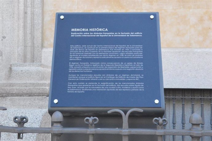 Una de las nuevas placas en la fachada del Centro Internacional del Español de la Universidad de Salamanca.