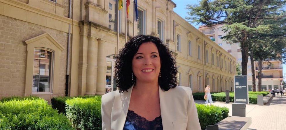 Archivo - La abogada de la acusación particular y popular, ejercida por la asociación 'Clara Campoamor', Alicia Redondo, en el caso del menor asesinado en Lardero junto al juzgado de Logroño