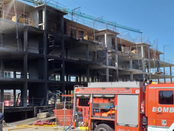 Bomberos de Gijón trabajan en un edificio en construcción en el que se produjo un fuego