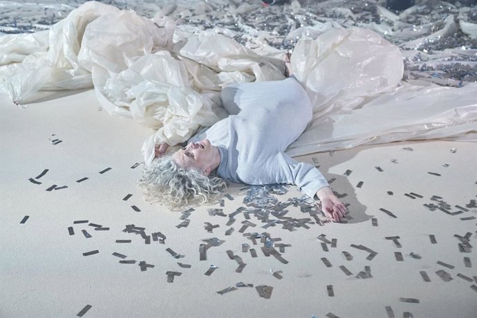 Archivo - Imagen de archivo de la representación, dirigida por Julio Manrique, de la obra 'Animal negro tristeza', de Anja Hilling.