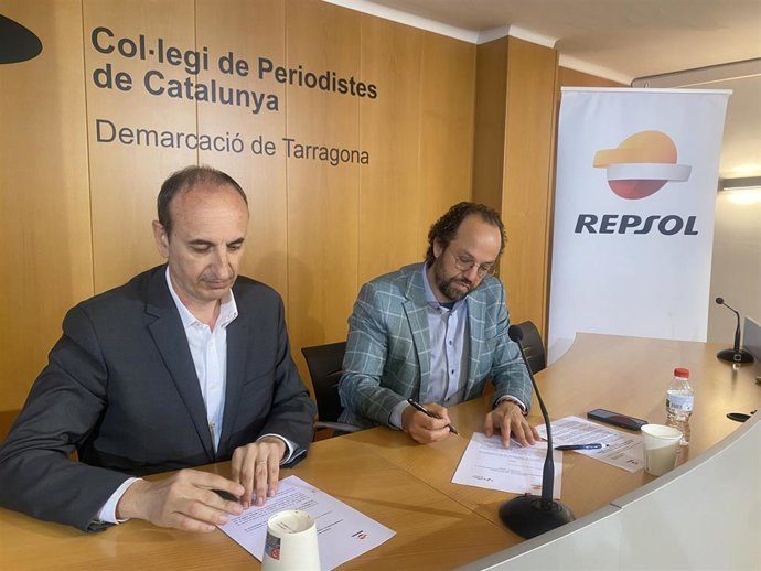 Momento de la firma del convenio.