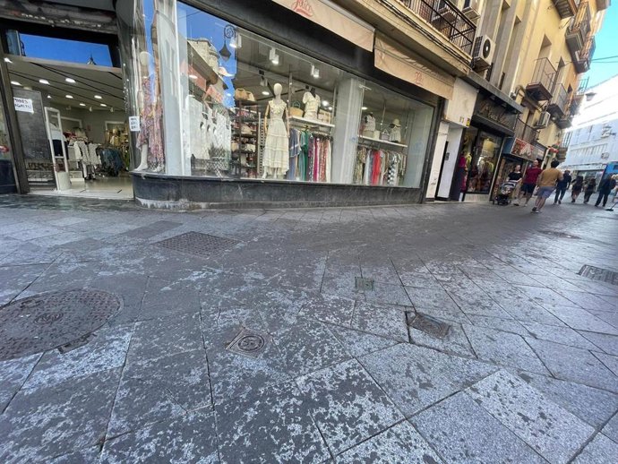 Aspecto de unas de las calles del Centro con restos de cera por el paso de las cofradías de Semana Santa.