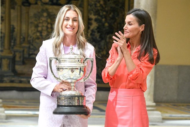 La Reina entre el Premio Reina Letizia a la futbolista Alexia Putellas durante los Premios Nacionales del Deporte en Palacio Real de El Pardo, a 18 de abril de 2023, en Madrid (España).