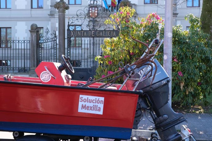 Archivo - Una lancha de mejilloneros frente a la Xunta de Galicia durante una protesta, a 2 de marzo de 2023, en Santiago de Compostela, A Coruña, Galicia (España). 