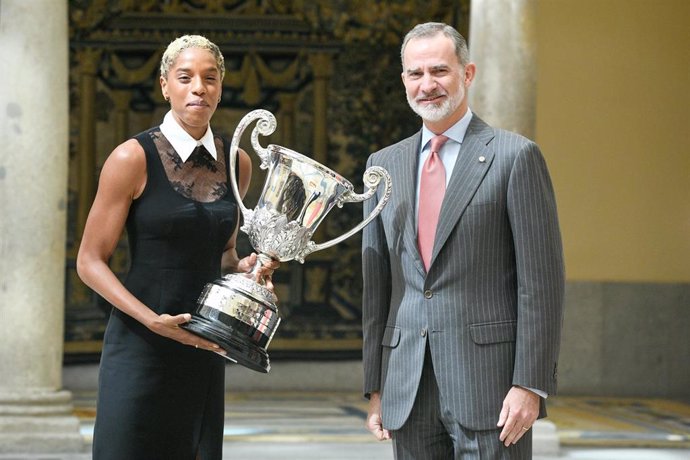 El Rey Felipe entrega el Trofeo Comunidad Iberoamericana a la atleta venezolana Yulimar Rojas durante los Premios Nacionales del Deporte 2021 en Palacio Real de El Pardo.
