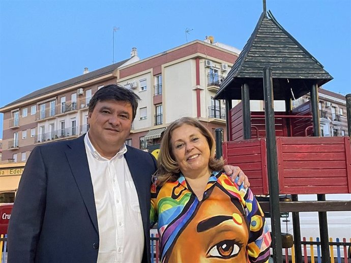 La perodista Inmaculada González, junto al candidato del PSOE a la Alcaldía de Huelva, Gabriel Cruz.