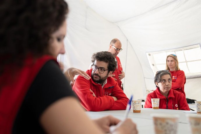 Archivo - El director de AECID, Anton Leis (2i), en el hospital de campaña de la Agencia Española de Cooperación Internacional para el Desarrollo, a 23 de febrero de 2023, en Iskenderun, Turquía (España). El hospital de campaña del equipo START de la Ag