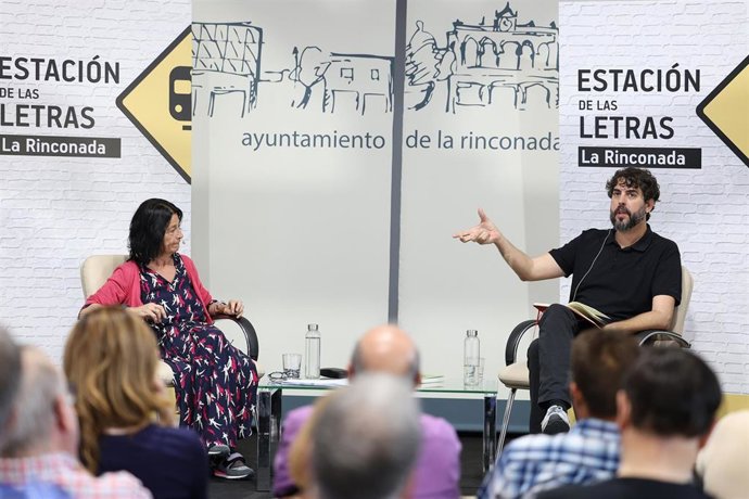 La Estación de las Letras de La Rinconada acoge la presentación del último libro de Javier Aristu, con Mercedes de Pablos y el hijo del autor de esta obra, Carlos Aristu.
