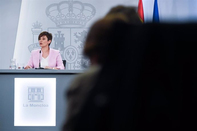 La ministra Portavoz, Isabel Rodríguez, interviene durante una rueda de prensa posterior a una reunión del Consejo de Ministros, en el Palacio de la Moncloa, a 18 de abril de 2023, en Madrid (España). El Consejo de Ministros ha aprobado la movilización 