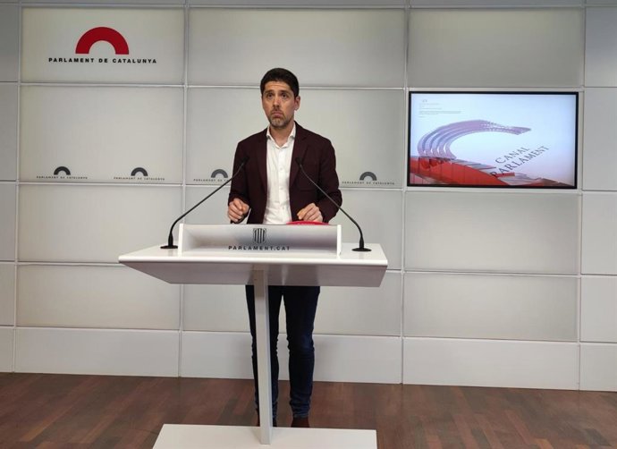 El portavoz de los comuns en el Parlament, David Cid, en rueda de prensa.