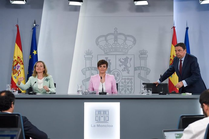 (I-D) La vicepresidenta primera y ministra de Asuntos Económicos y Transformación Digital del Gobierno de España, Nadia Calviño; la ministra Portavoz, Isabel Rodríguez y el ministro de Agricultura, Pesca y Alimentación, Luis Planas, al inicio de una rue