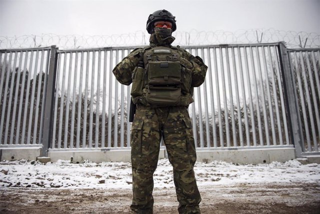 Archivo - Guardia fronteriza de Polonia frente a la verja fronteriza con Bielorrusia