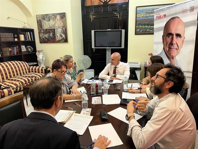 El alcalde de Sevilla, Antonio Muñoz, en el centro de la imagen con motivo de la reunión mantenida con la Federación Provincial de Sevilla de Asociaciones de Madres y Padres de Alumnado (Fampa).