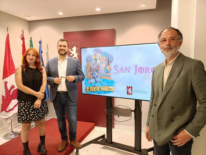La concejala de Cultura, Fernanda Valdés; el alcalde de Cáceres, Luis Salaya, y el director de Atakama, Francisco Palomino.