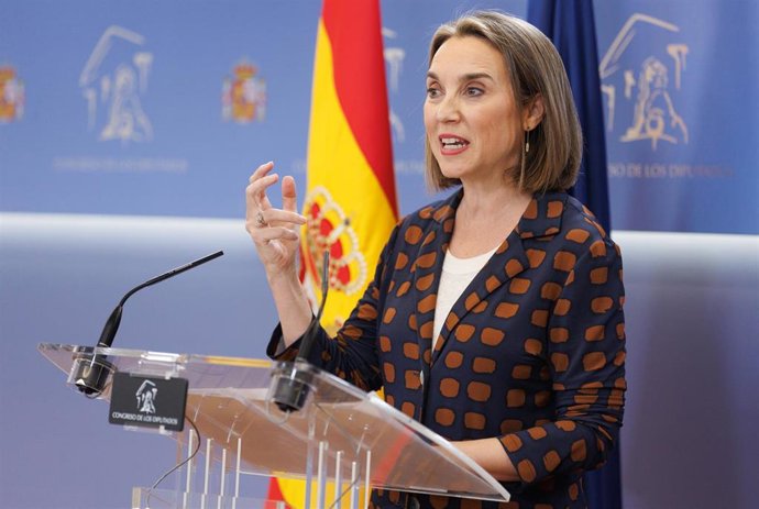 La portavoz del PP en el Congreso, Cuca Gamarra, interviene durante una rueda de prensa posterior a la reunión de la Junta de Portavoces, en el Congreso de los Diputados, a 18 de abril de 2023, en Madrid (España).